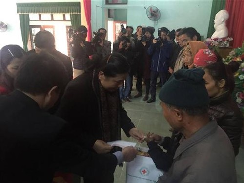 Tong Thi Phong rend visite à des familles pauvres de Bac Giang - ảnh 1